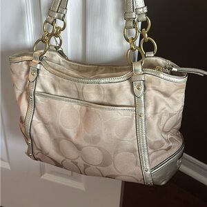 Good condition Coach medium sized purse with compartments